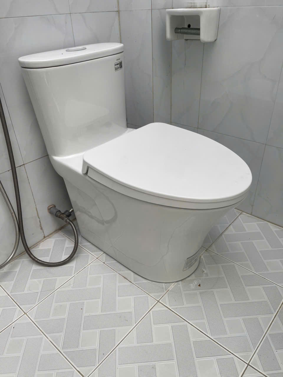 Góc nhìn thực tế Bồn Cầu Caesar CD1395 Một Khối