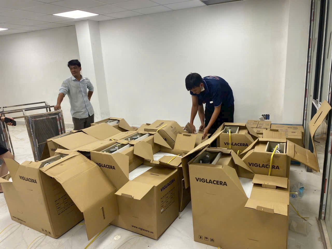 thiết bị vệ sinh giá kho